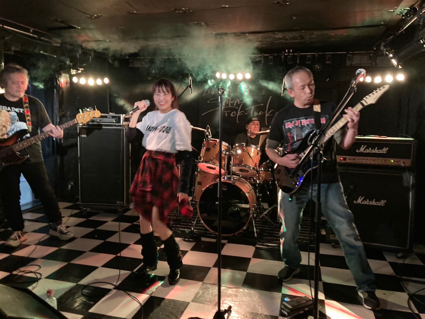 ステージ全景とフロアの様子